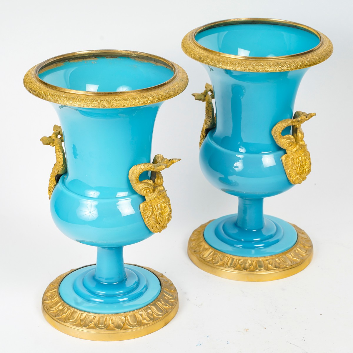 RUSSIE : Paires vases opaline bleue, début 19e siècle.