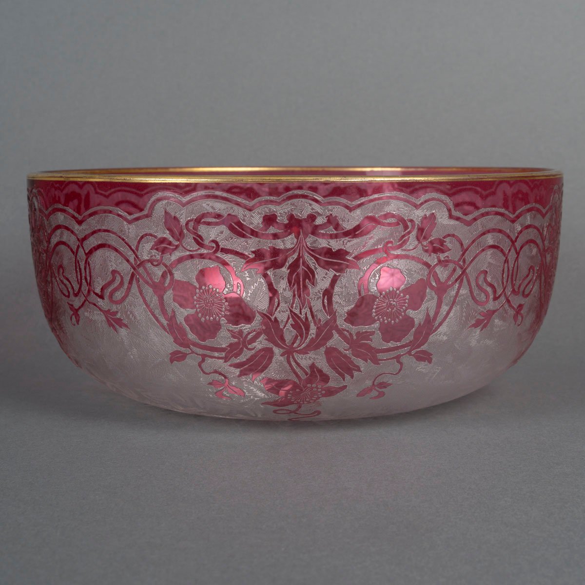BACCARAT &ndash; Coupe en cristal multicouche rose grav&eacute;e , d&eacute;cor floral &ndash; XIXe si&egrave;cle-photo-2