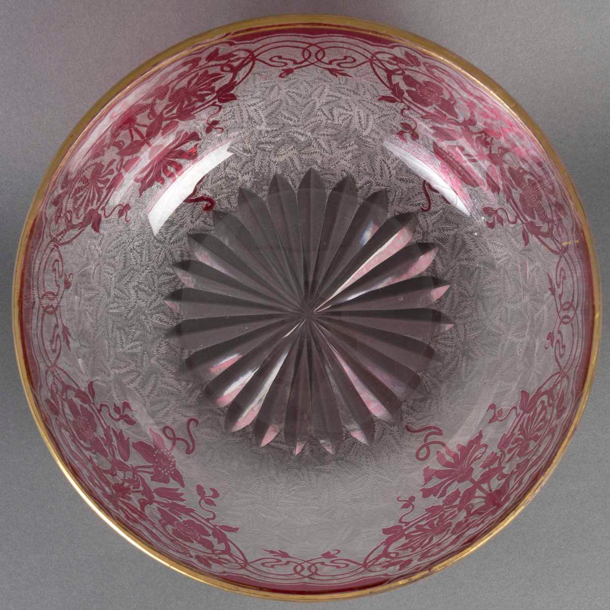 BACCARAT &ndash; Coupe en cristal multicouche rose grav&eacute;e , d&eacute;cor floral &ndash; XIXe si&egrave;cle-photo-1