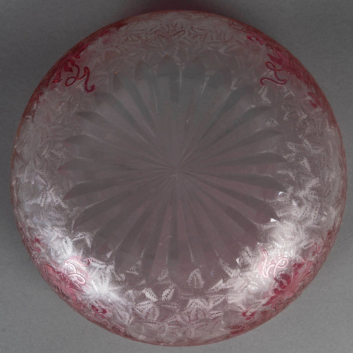 BACCARAT &ndash; Coupe en cristal multicouche rose grav&eacute;e , d&eacute;cor floral &ndash; XIXe si&egrave;cle-photo-2