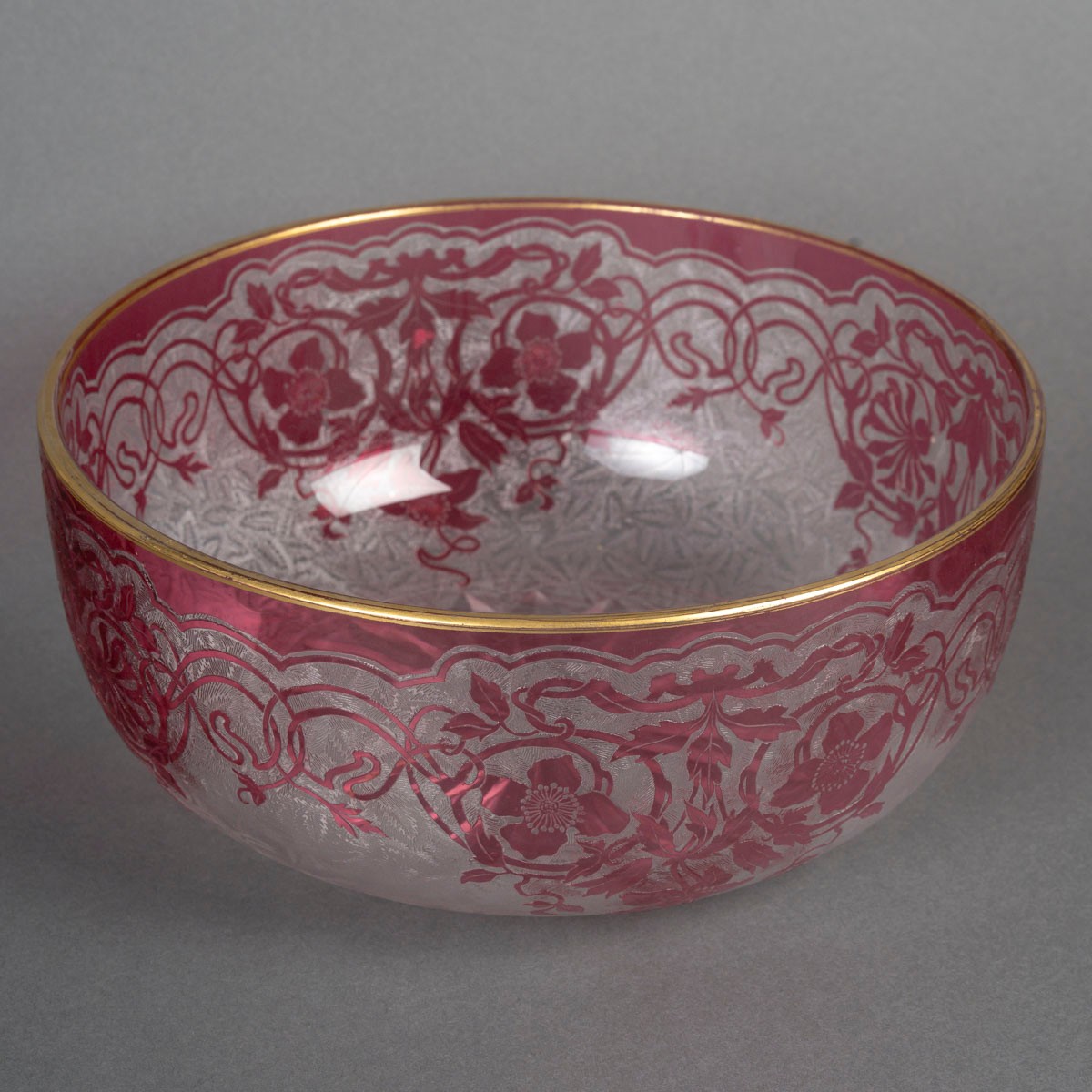 BACCARAT &ndash; Coupe en cristal multicouche rose grav&eacute;e , d&eacute;cor floral &ndash; XIXe si&egrave;cle