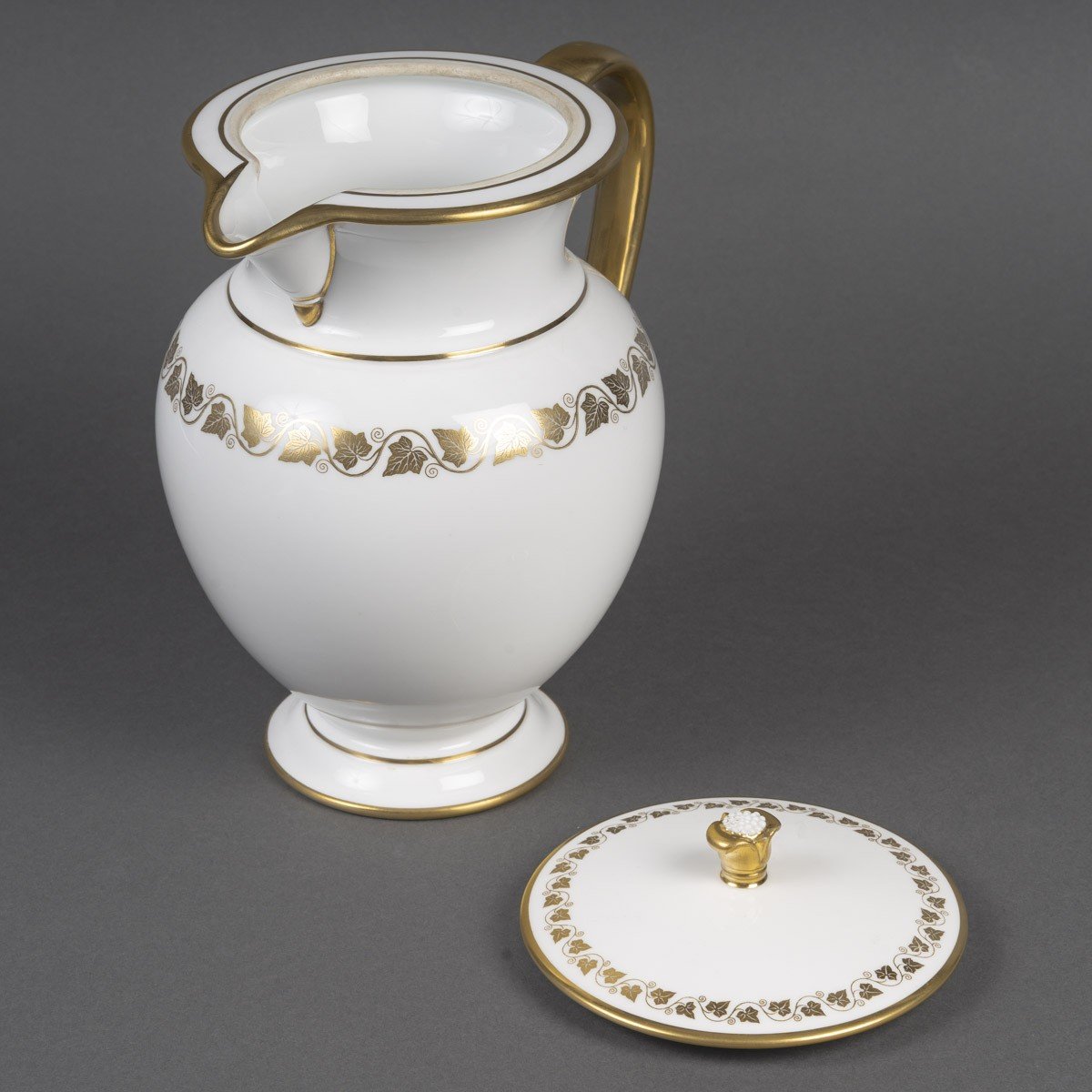 Pot à décoction de la manufacture Royale de Sèvres, daté 1847-photo-1