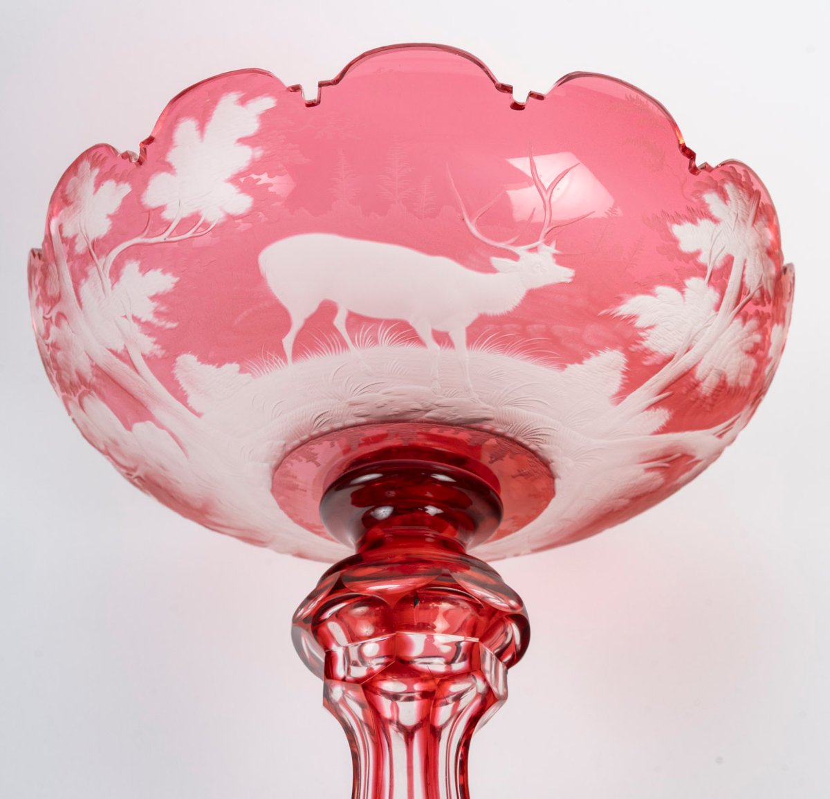 BOHÊME : GRANDE TAZZA EN VERRE DOUBLÉ GRAVÉ À LA ROUE, XIXe SIÈCLE-photo-3
