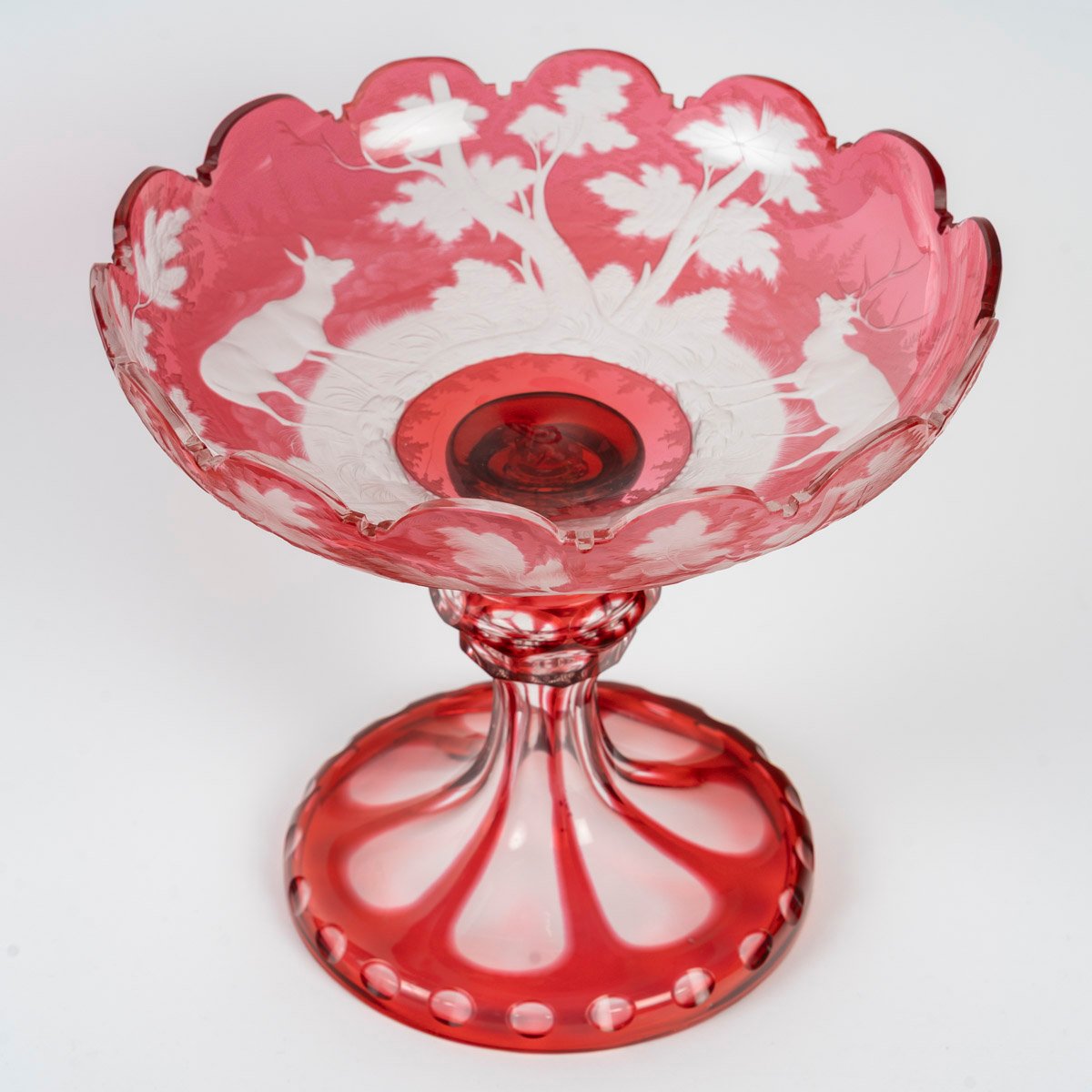 BOHÊME : GRANDE TAZZA EN VERRE DOUBLÉ GRAVÉ À LA ROUE, XIXe SIÈCLE-photo-1