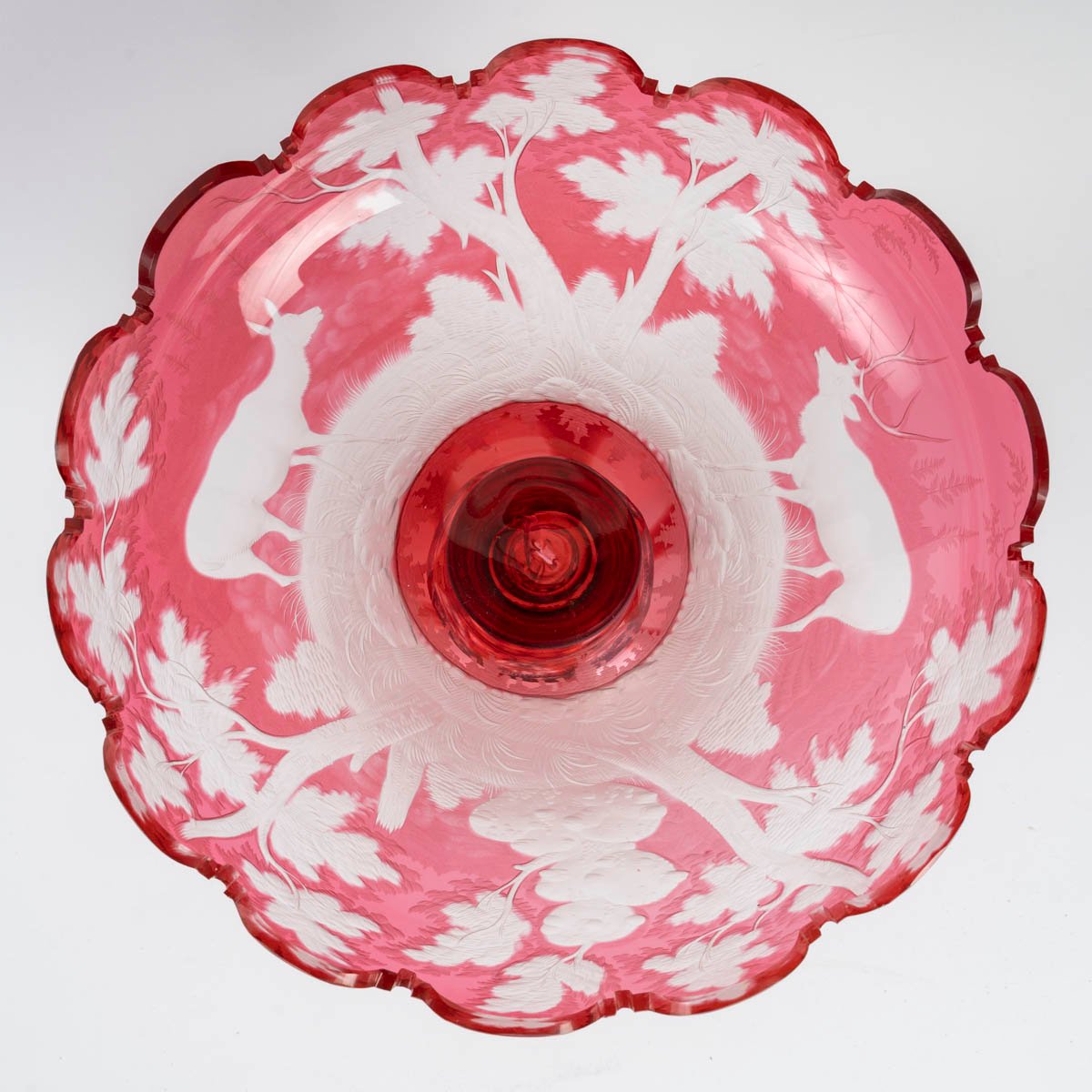 BOHÊME : GRANDE TAZZA EN VERRE DOUBLÉ GRAVÉ À LA ROUE, XIXe SIÈCLE-photo-2