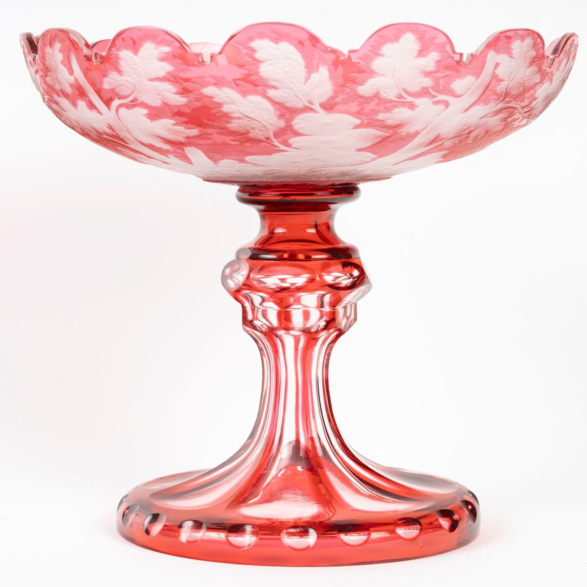 BOHÊME : GRANDE TAZZA EN VERRE DOUBLÉ GRAVÉ À LA ROUE, XIXe SIÈCLE