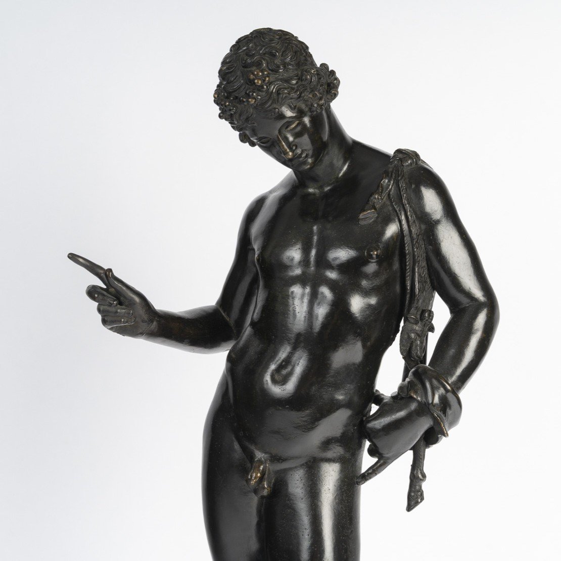 Bronze du grand tour d'après l'Antique, Jeune éphèbe nu représentant Narcisse.-photo-2