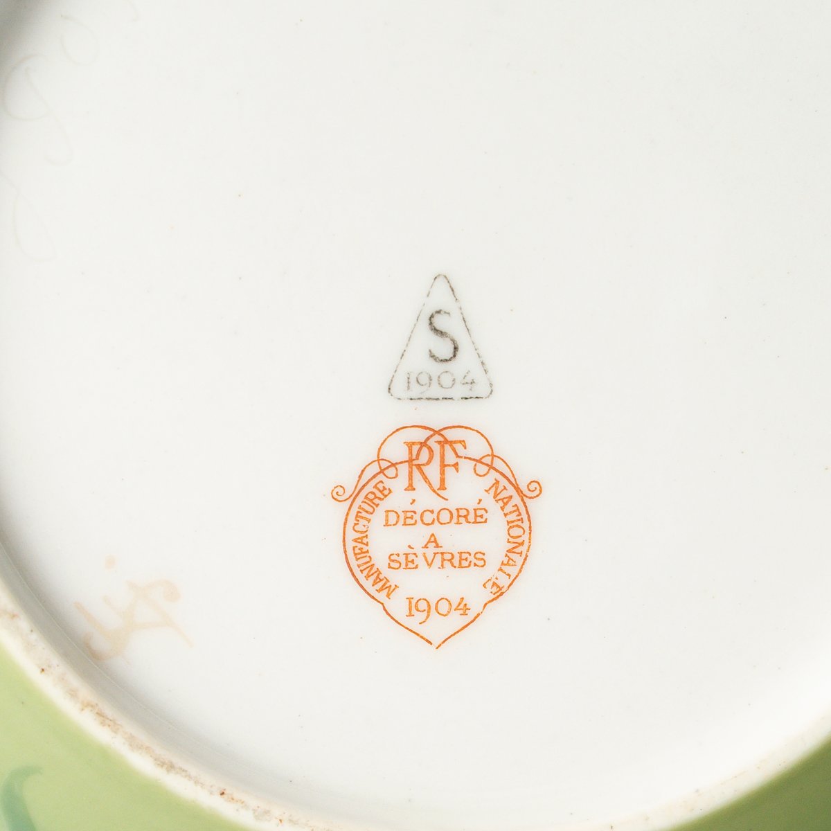 Vase Art Nouveau en pâte sur pâte — Manufacture Nationale de Sèvres, 1904 -photo-1