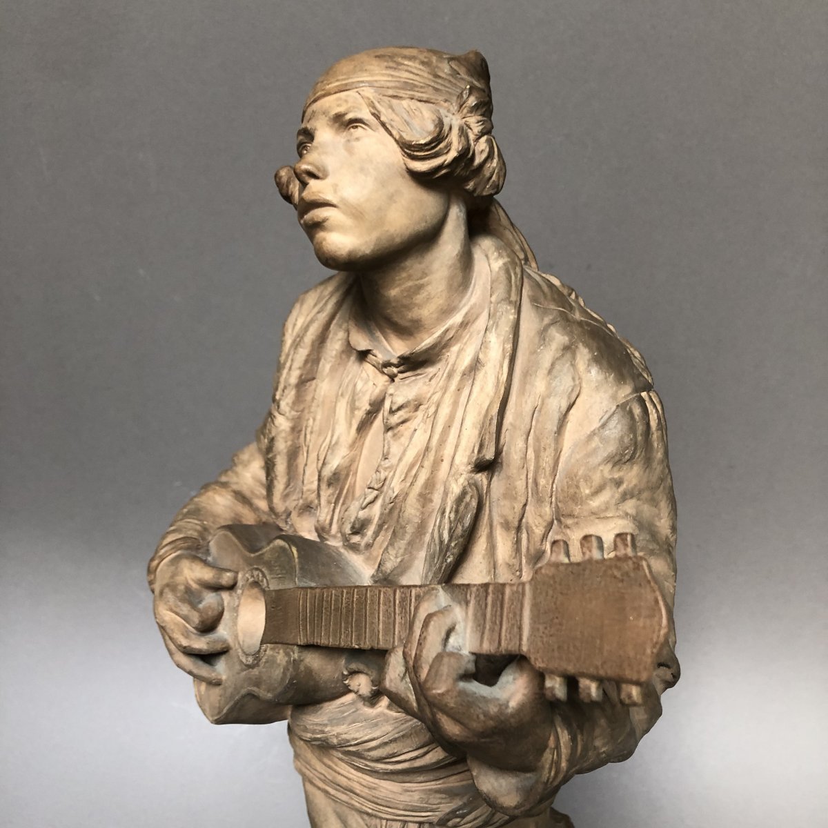 SÈVRES : Sculpture en terre cuite, jeune homme à la guitare, signé V. OMS-photo-1