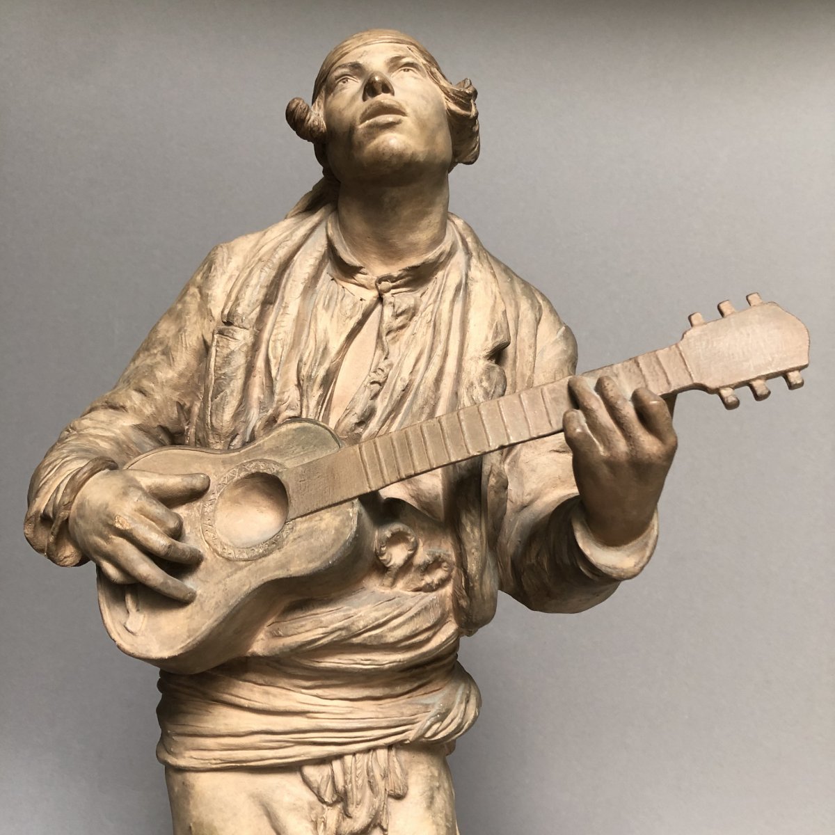 SÈVRES : Sculpture en terre cuite, jeune homme à la guitare, signé V. OMS-photo-2