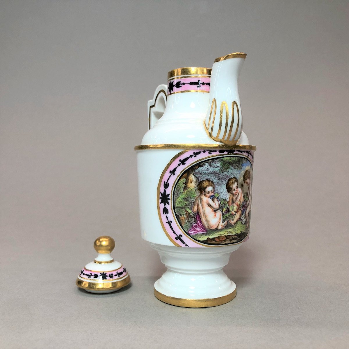 HÖCHST : petite verseuse en porcelaine au décor de putti, 18ème siècle-photo-2