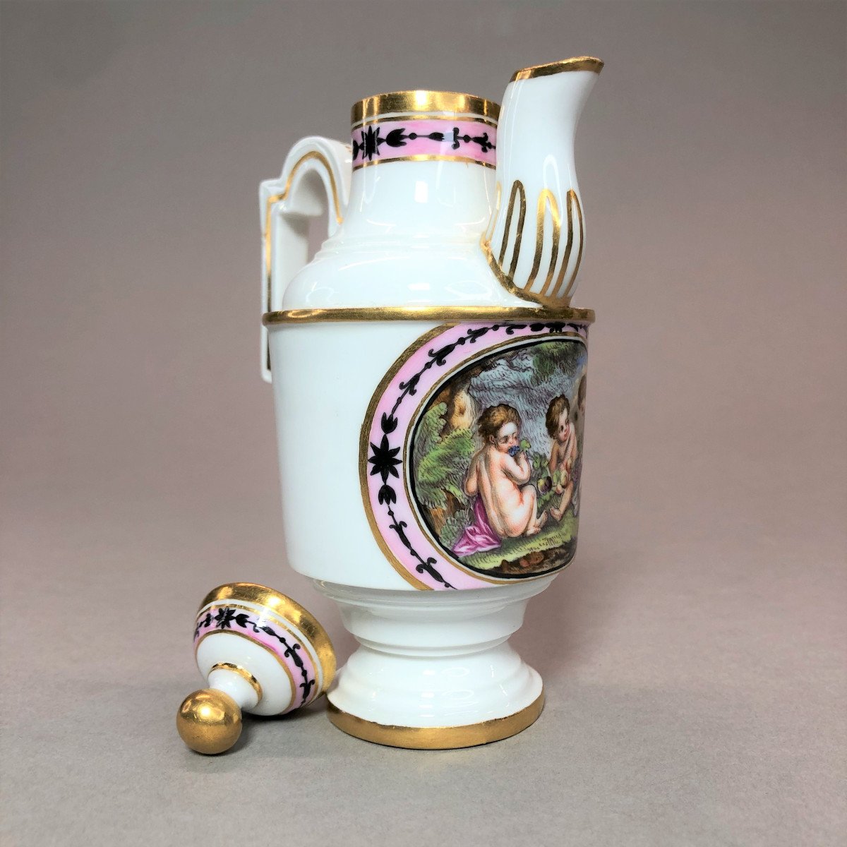 HÖCHST : petite verseuse en porcelaine au décor de putti, 18ème siècle-photo-3