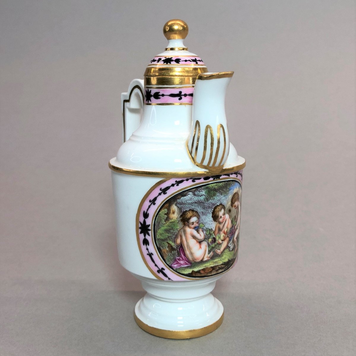 HÖCHST : petite verseuse en porcelaine au décor de putti, 18ème siècle