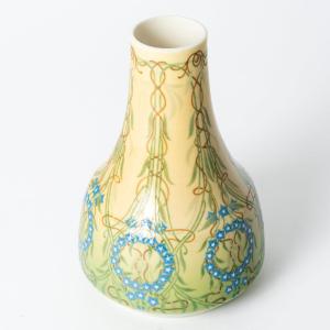 Vase Art Nouveau en pâte sur pâte — Manufacture Nationale de Sèvres, 1904 