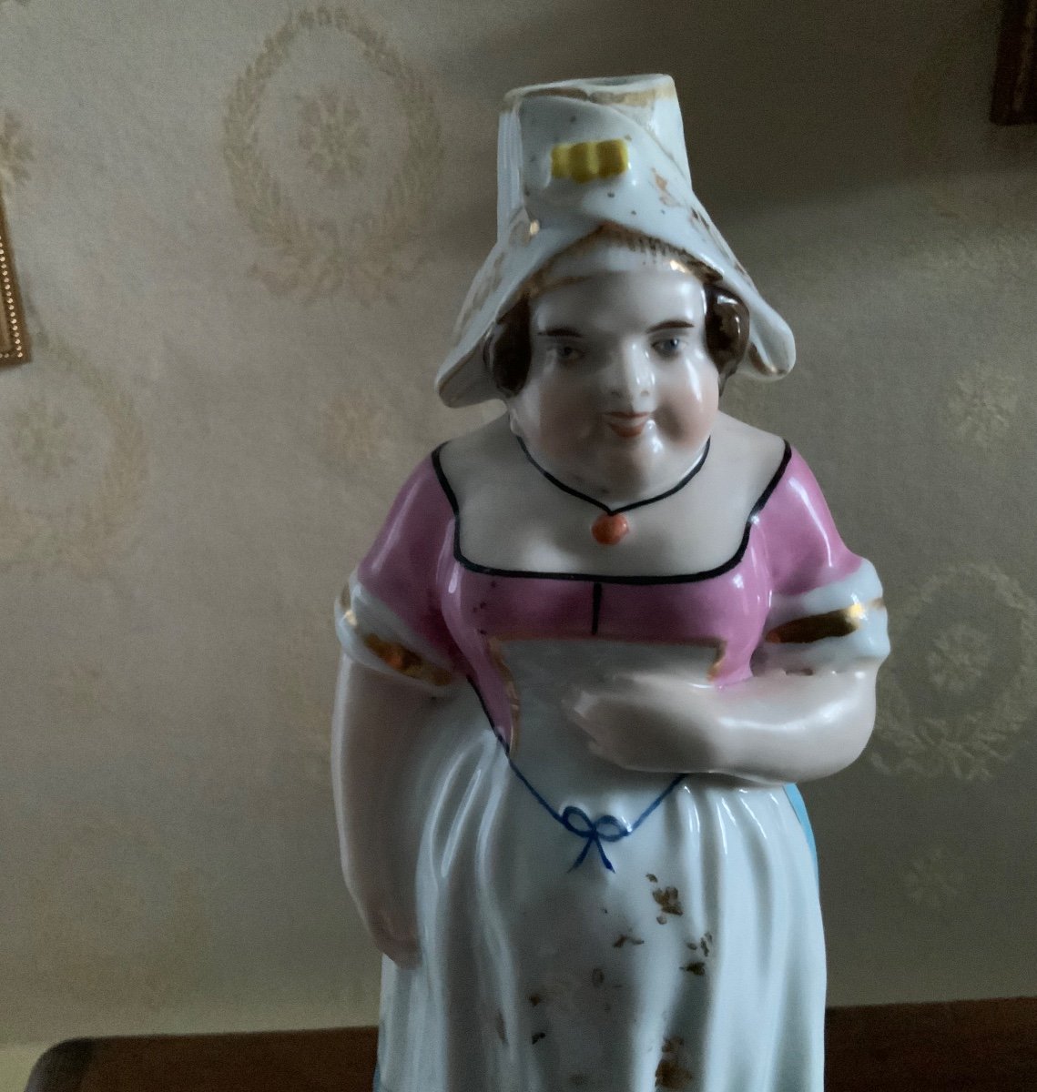 Rare  Bouteille  Anthropomorphe  Intitulée Mme Vespétro-photo-4