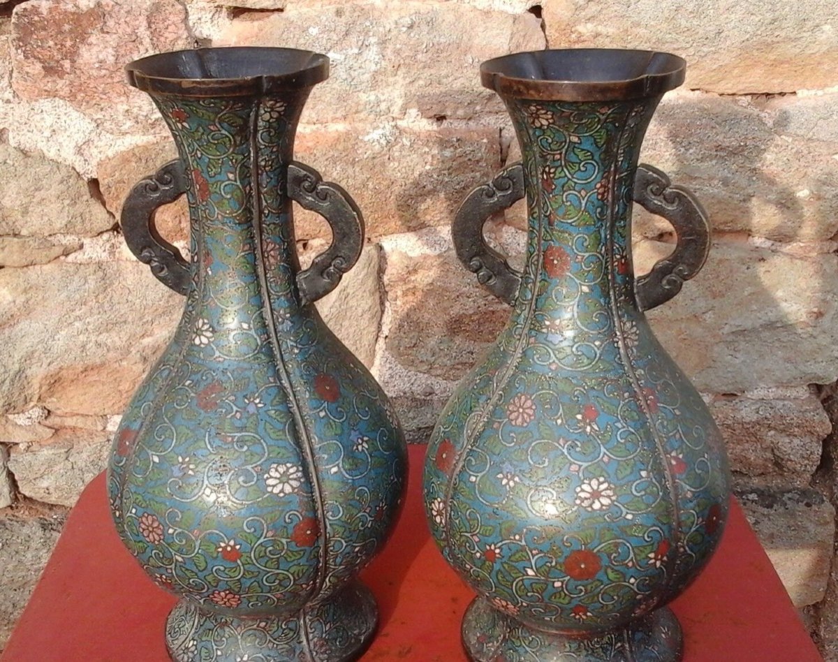 Grande Paire  De Vases En Bronze Cloisonné.  époque  Meiji 