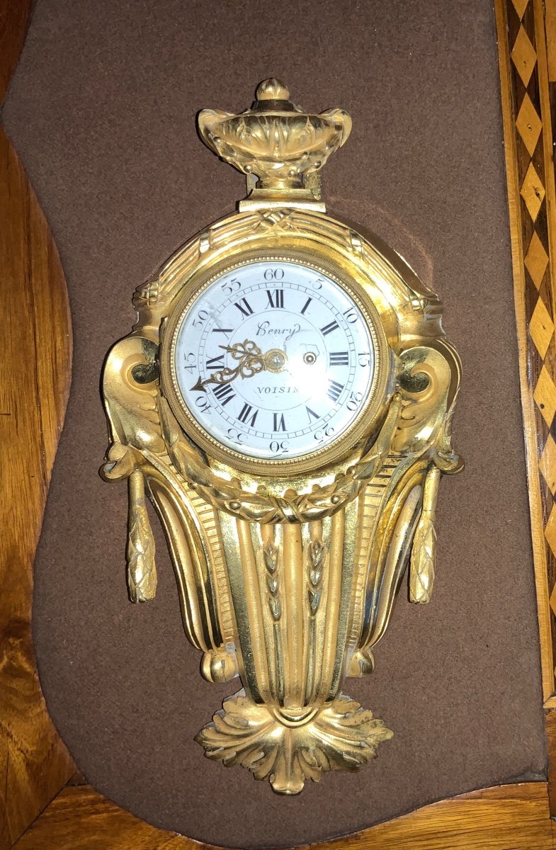 Petit Cartel D’applique En Bronze Doré. Epoque L XVI. Cadran Signé Henry Voisin  XVIIIe