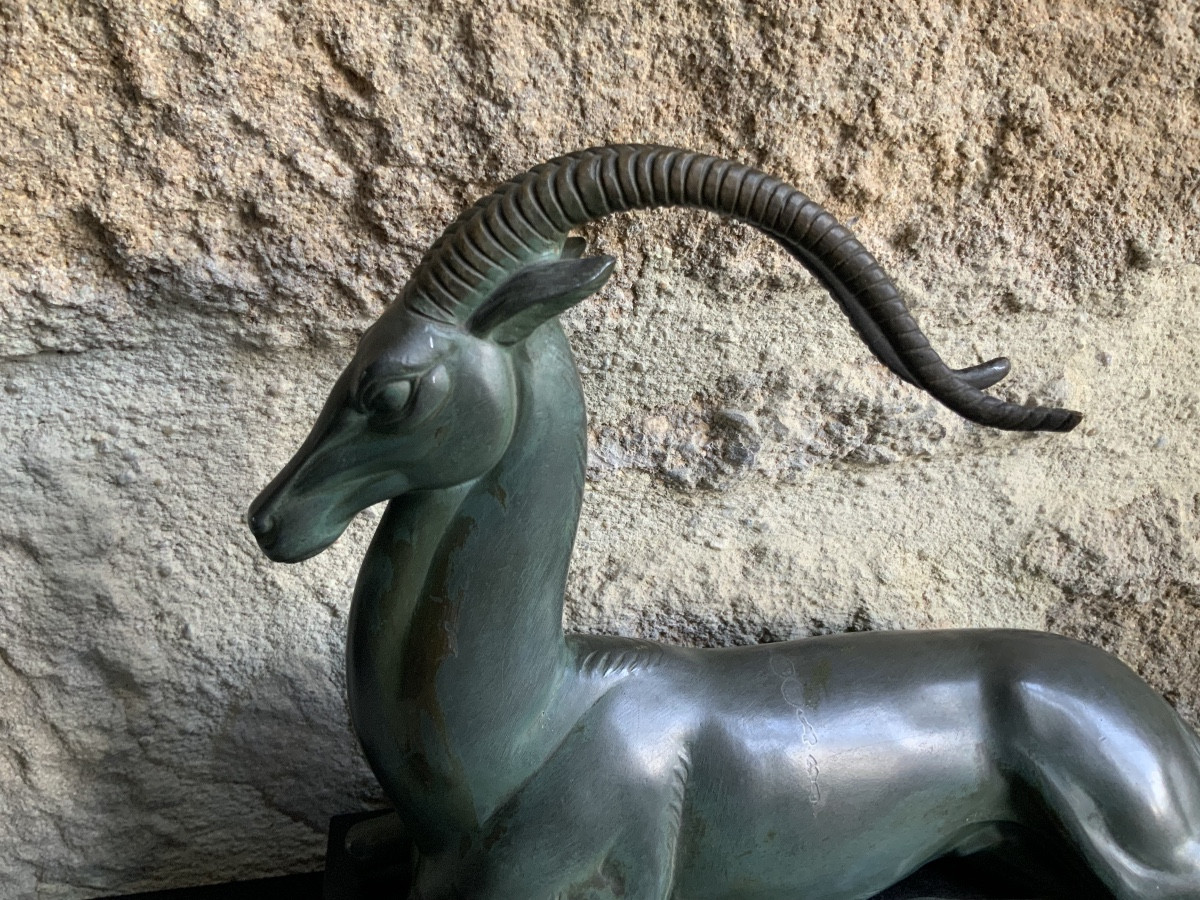 Art Deco Statue Of A Reclining Antelope. Signed Fayral, Pseudonym Of Pierre Le Faguays-photo-2