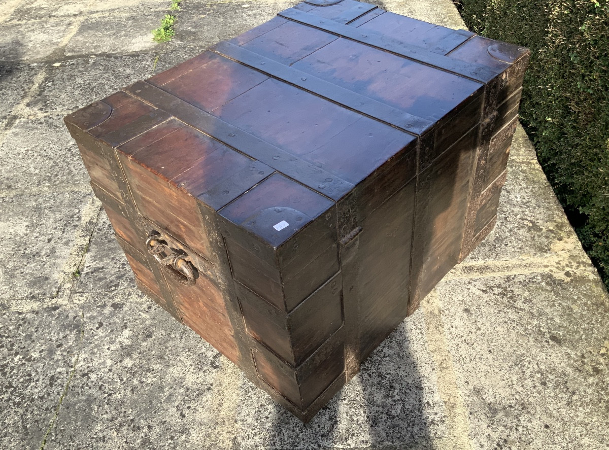 Malle  ou  coffre  de  voyage  bardé  de  fer-photo-3