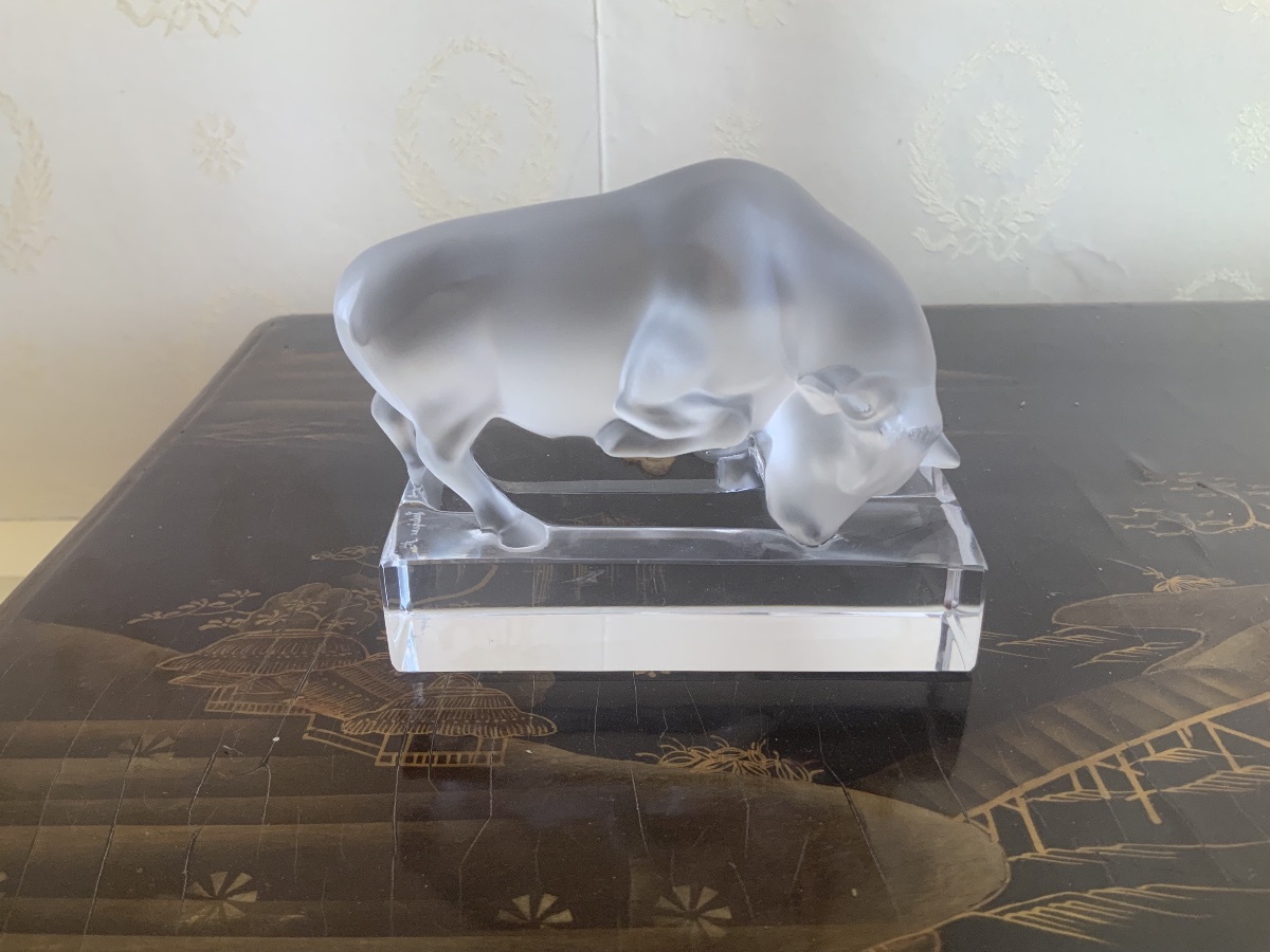 Taureau  chargeant  en  cristal   signè  Lalique  France