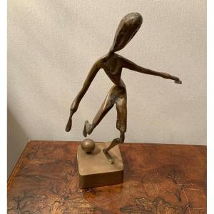 Bronze Statue “. The Football Player, » Signed. Yves Lohé. 20th