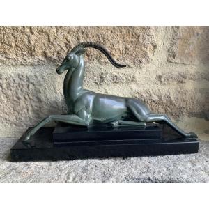 Statue Art Deco   Antilope  couchée.  Signée Fayral  pseudonyme  de  Pierre Le  Faguays