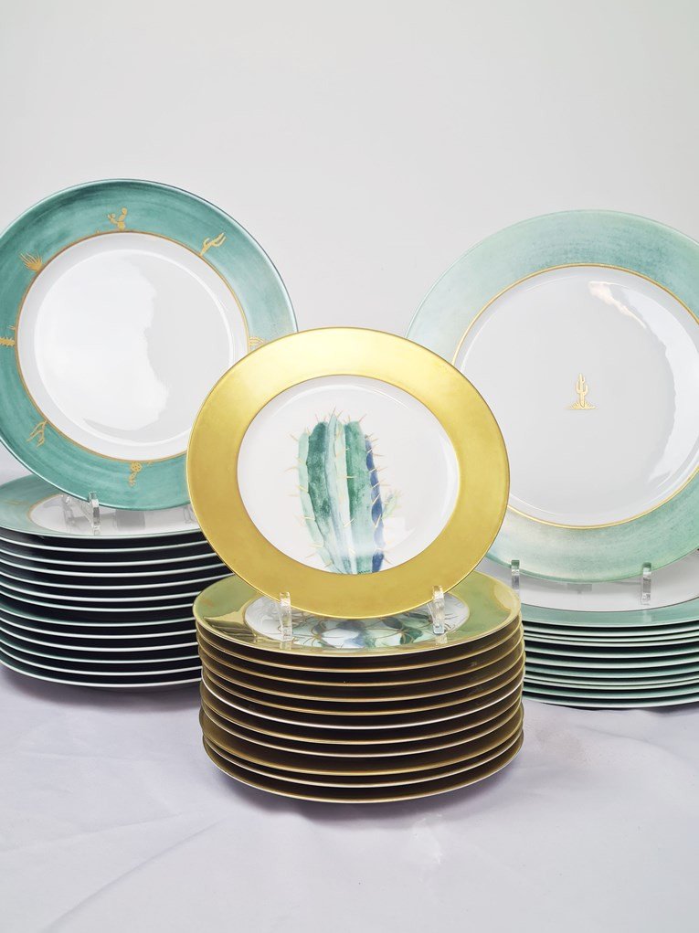Ensemble d'Assiettes En Porcelaine De Limoges, Maison Daum, Modèle Cactus, 36 Pièces.