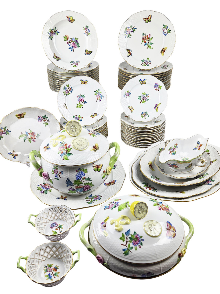 Herend Porcelain Dinner Service, Queen Viktoria Pattern, 62 Pieces.
