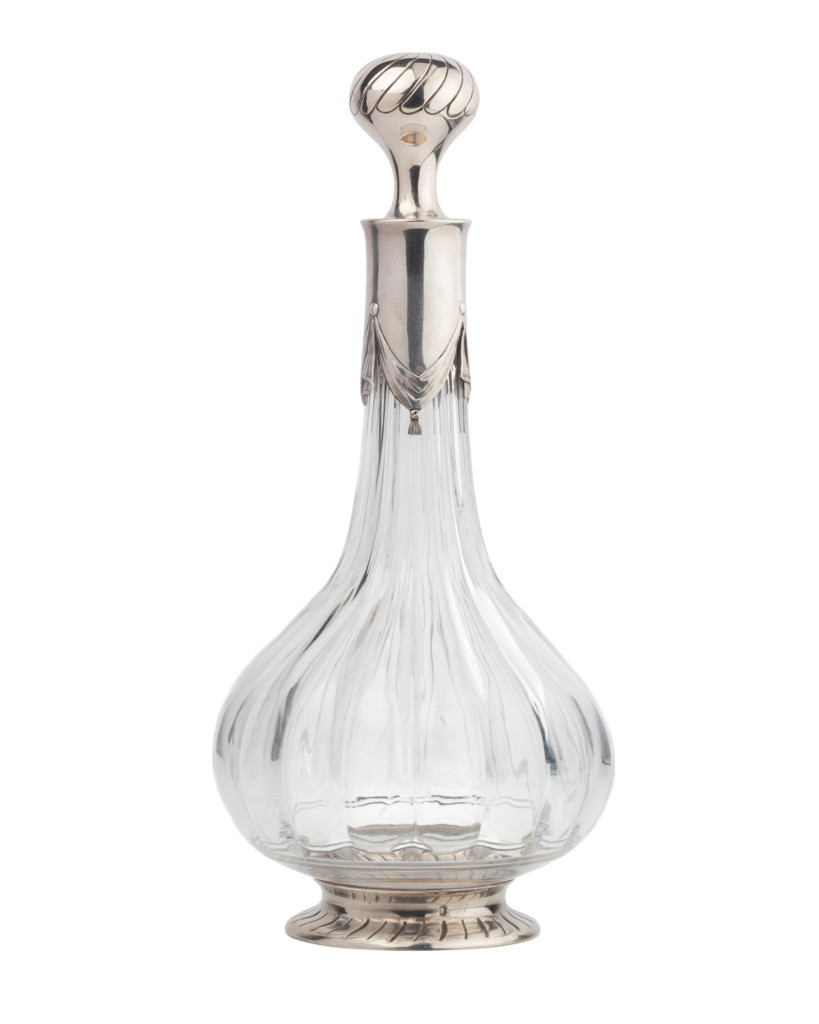 Carafe à vin en cristal de Baccarat, montée argent, fin XIXème.