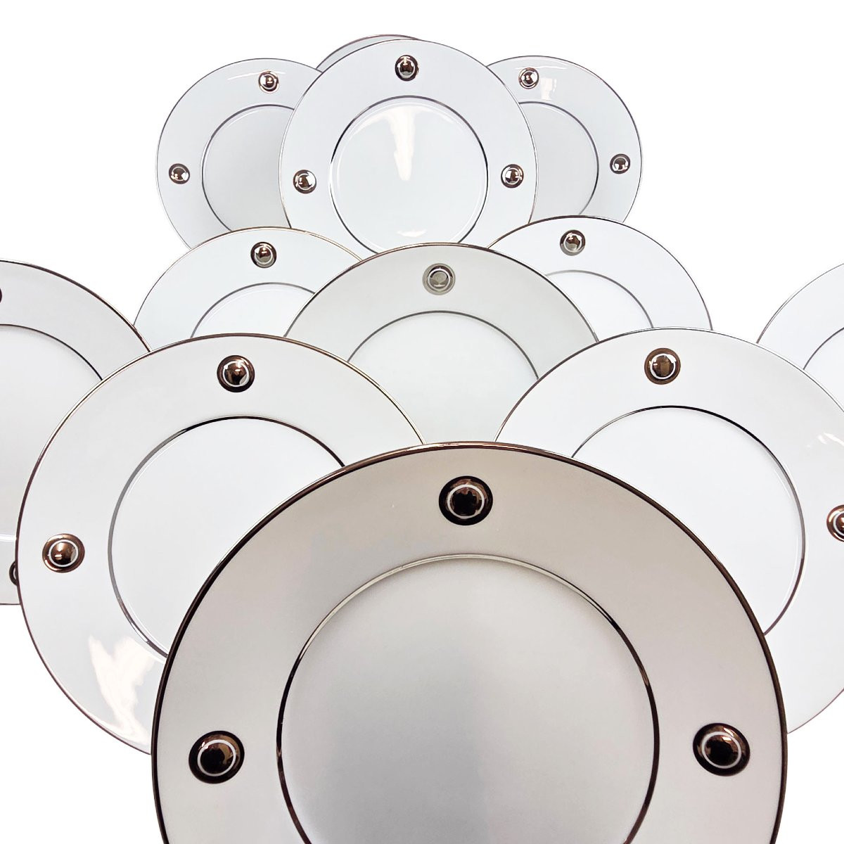 Suite de 12 assiettes de présentation en porcelaine de Limoges, maison Bernardaud, modèle Ithaq-photo-4