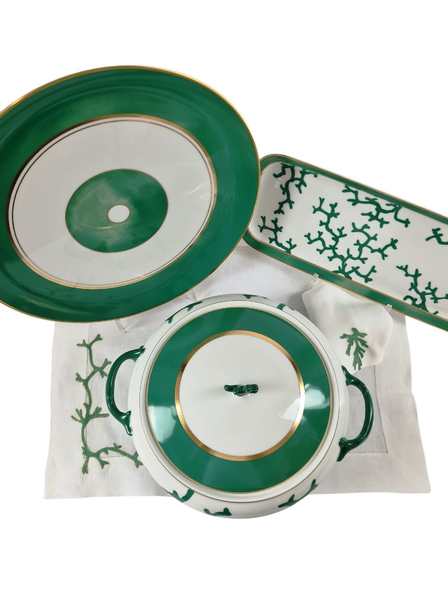 Service de table en porcelaine de Limoges, maison Raynaud, 79 pièces.-photo-3
