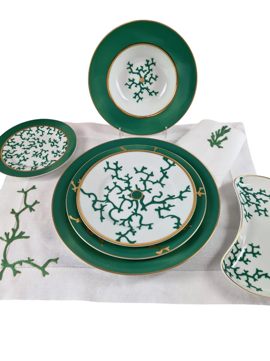Service de table en porcelaine de Limoges, maison Raynaud, 79 pièces.-photo-5