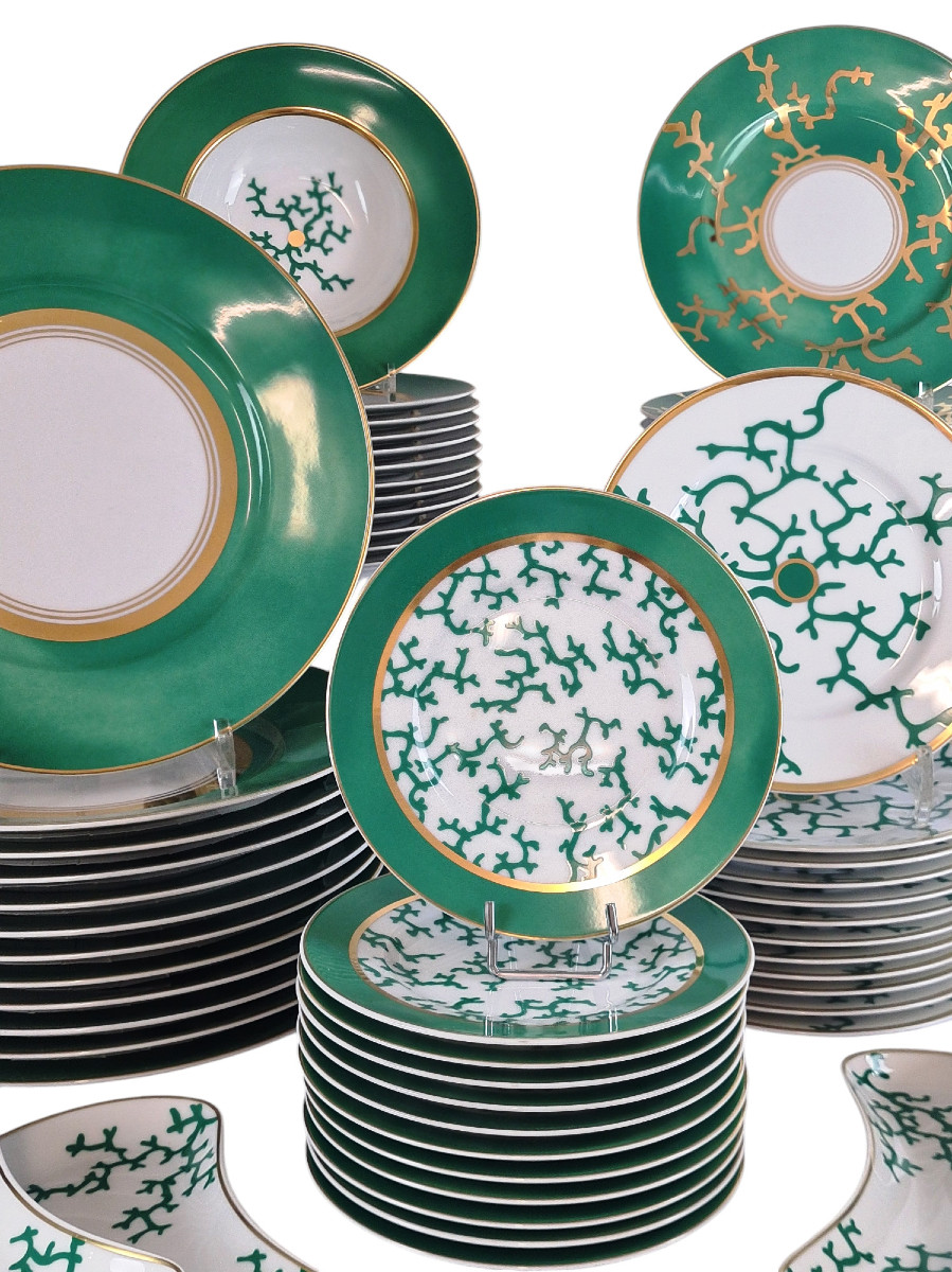 Service de table en porcelaine de Limoges, maison Raynaud, 79 pièces.