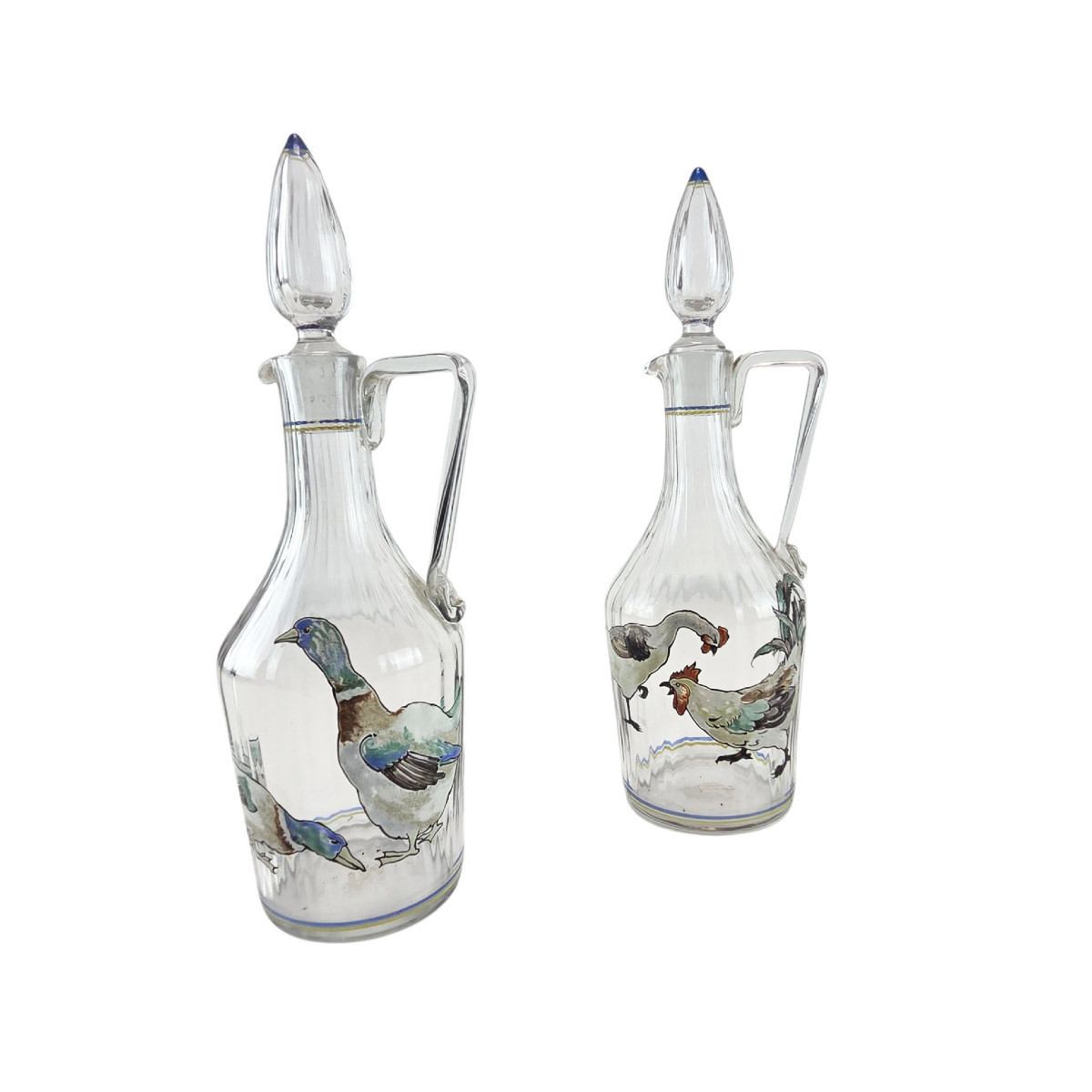 Paire de carafons en verre émaillé, fin XIXème à décor de volatiles.