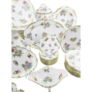 Magnifique Service De Table En Porcelaine De Herend, Modèle Reine Victoria, 66 Pièces.