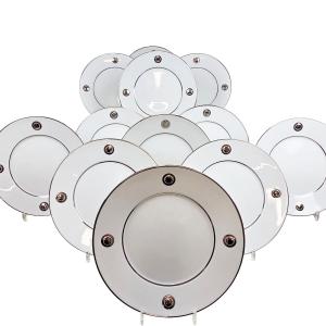 Suite de 12 assiettes de présentation en porcelaine de Limoges, maison Bernardaud, modèle Ithaq