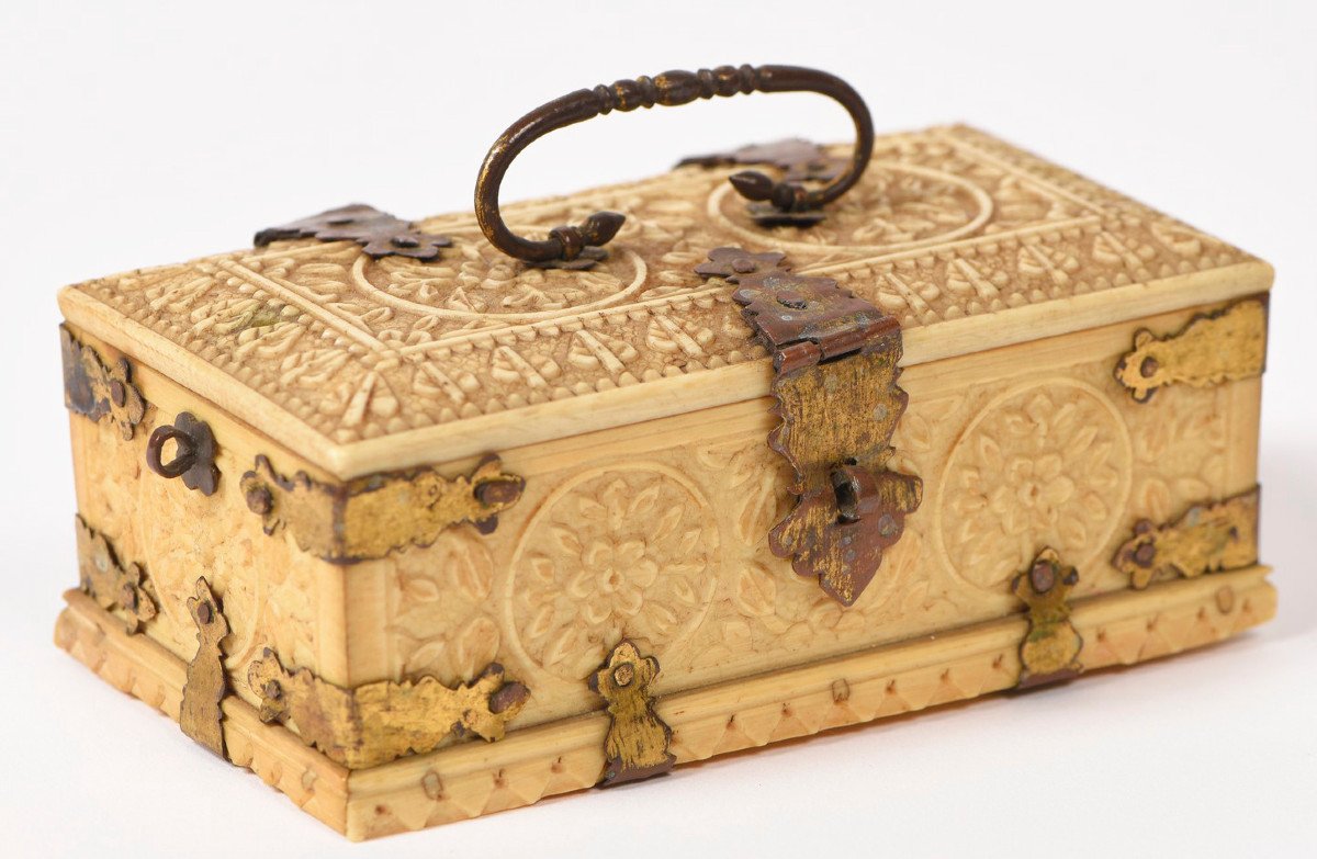 Mughal Ivory Box From The 18th Century