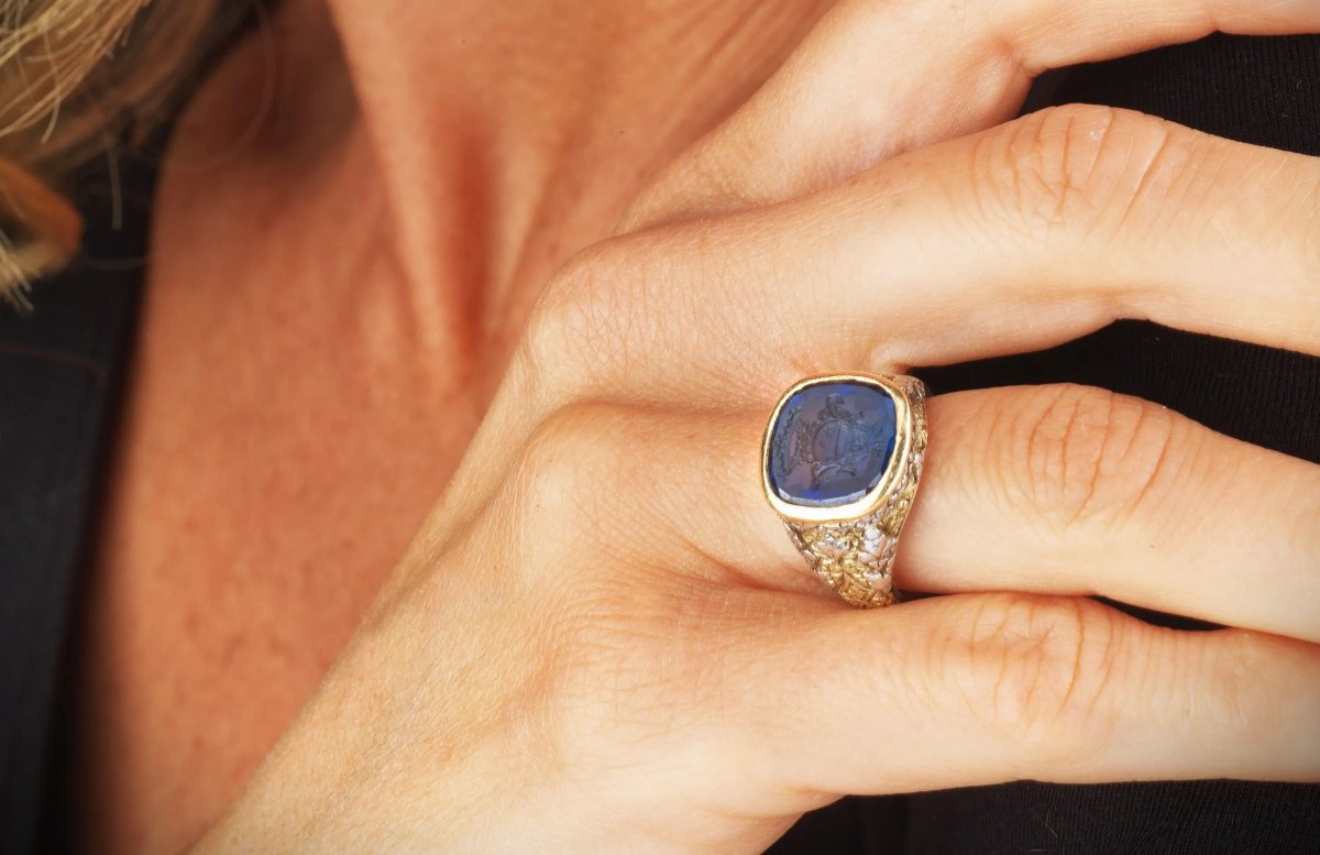 Bague chevalier en or ornée d’un saphir XVIIIème  gravé d’armoiries-photo-2