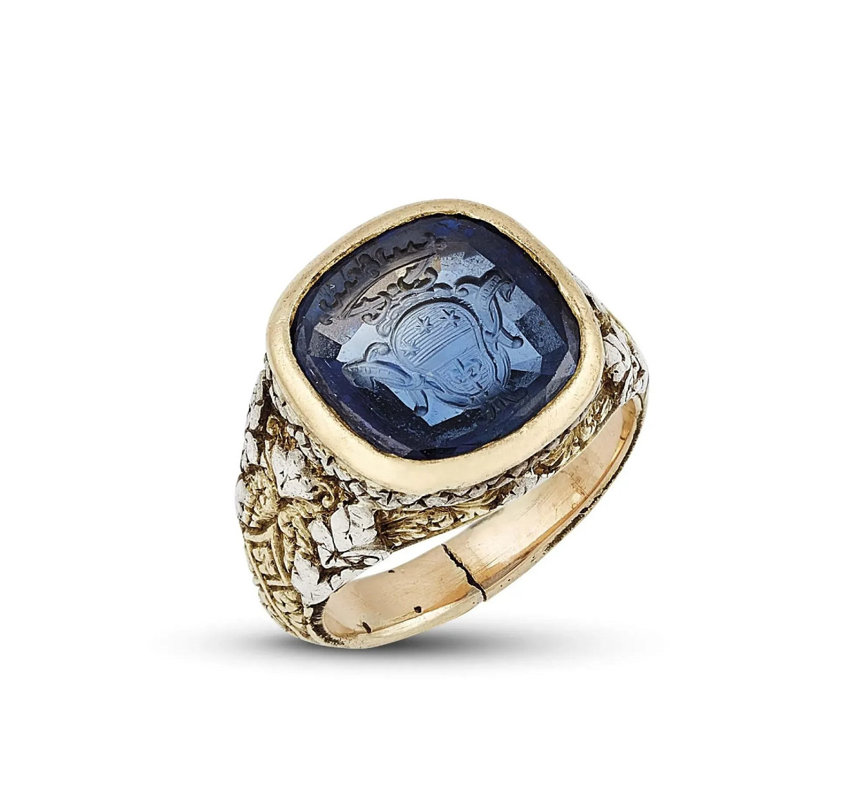 Bague chevalier en or ornée d’un saphir XVIIIème  gravé d’armoiries