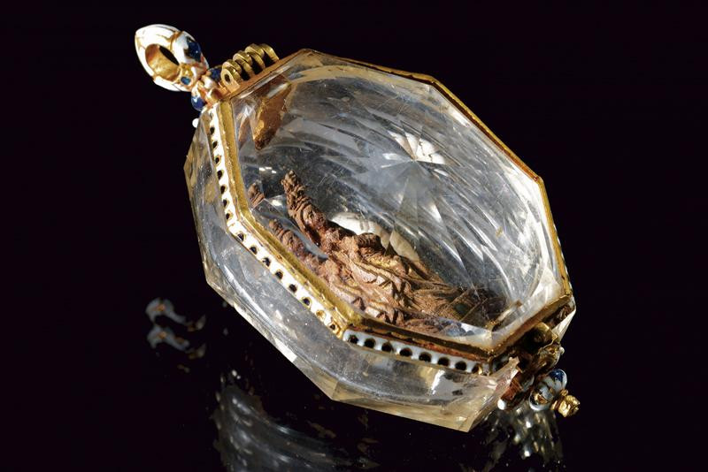 Pendentif en cristal de roche, or et émaux polychromes. Espagne XVIIᵉ siècle