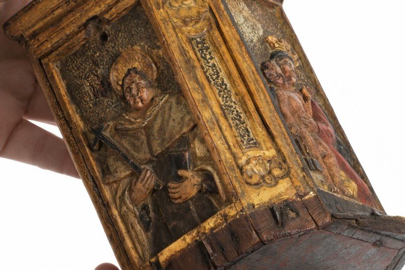 Aumônièr en bois sculpté et polychrome, Toscane seconde moitié du XVIIe siècle.-photo-3
