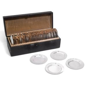 Coffret contenant 30 assiettes à dessert en argent, Parme 1811-1836