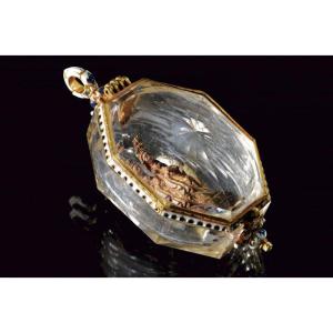Pendentif en cristal de roche, or et émaux polychromes. Espagne XVIIᵉ siècle