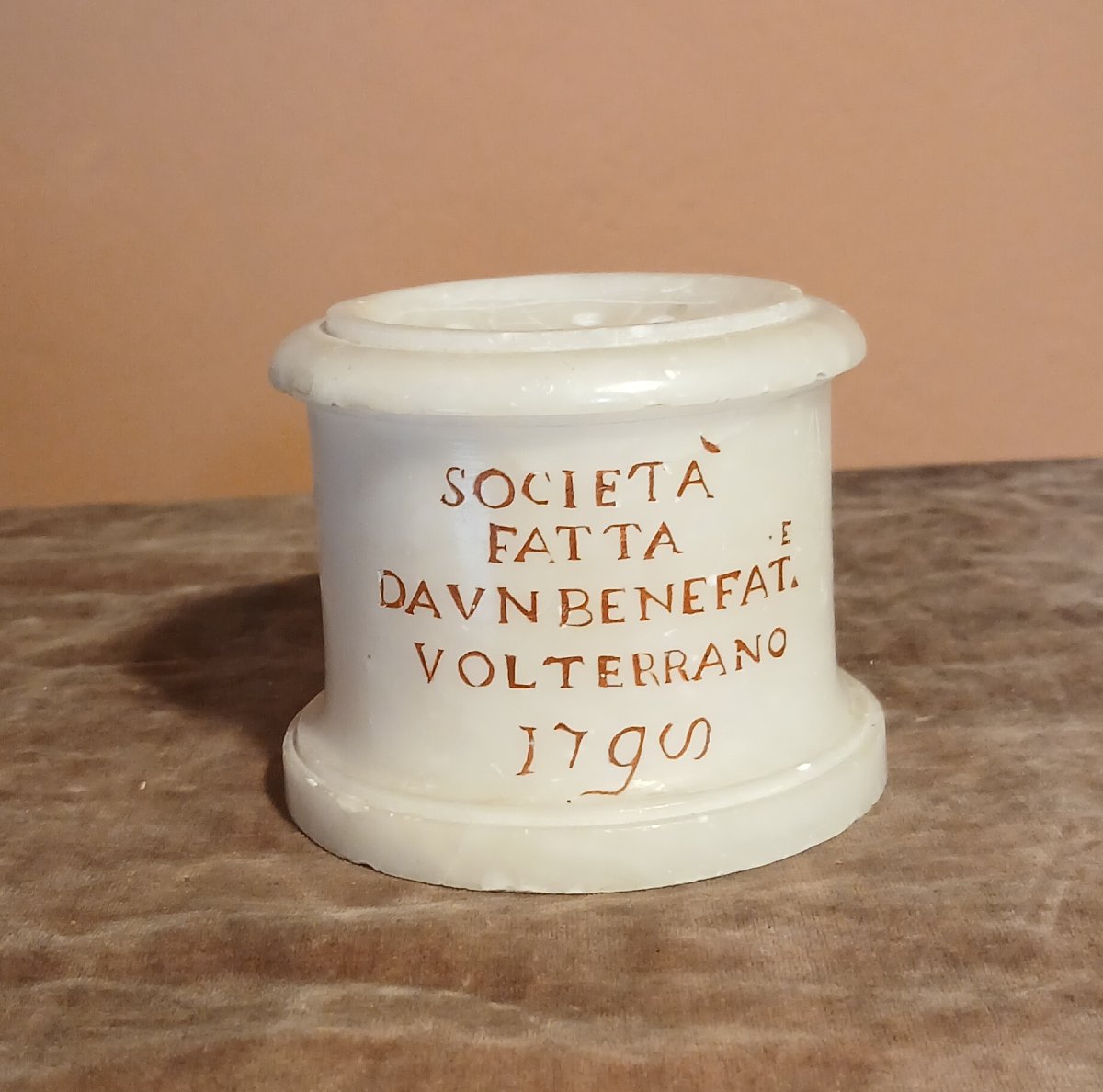 Saupoudreuse en albâtre