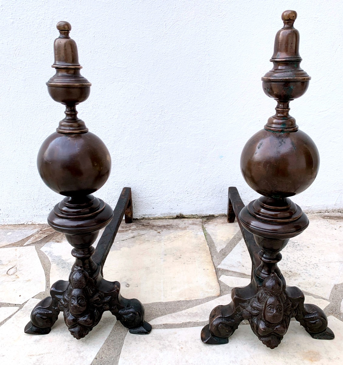 Paire de chenets en bronze aux Marmousets XVIIIème