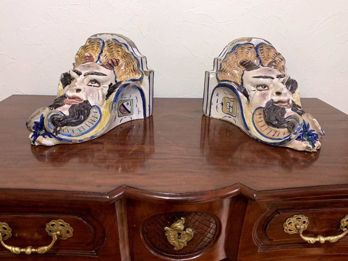 Paire  d'étagères faïence murale en forme de visage polychrome.    -photo-2