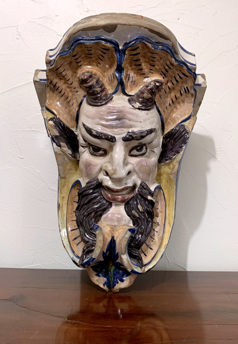 Paire  d'étagères faïence murale en forme de visage polychrome.    -photo-3