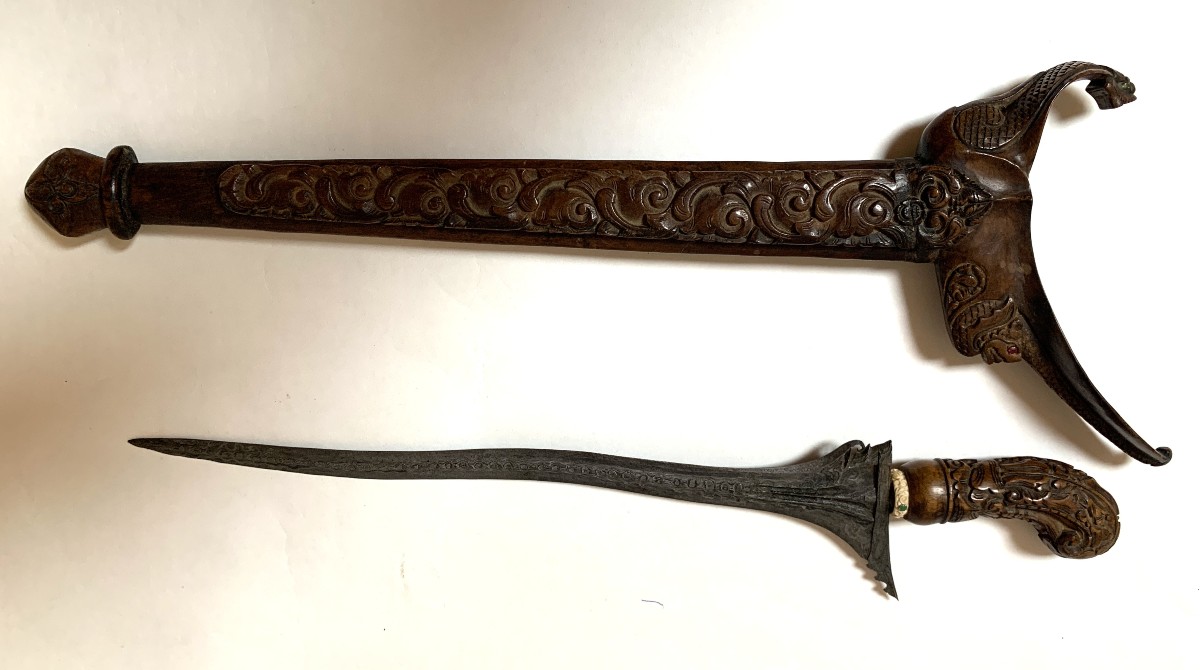 Kriss indonésien  à incrustations de pierres avec son fourreau-photo-3