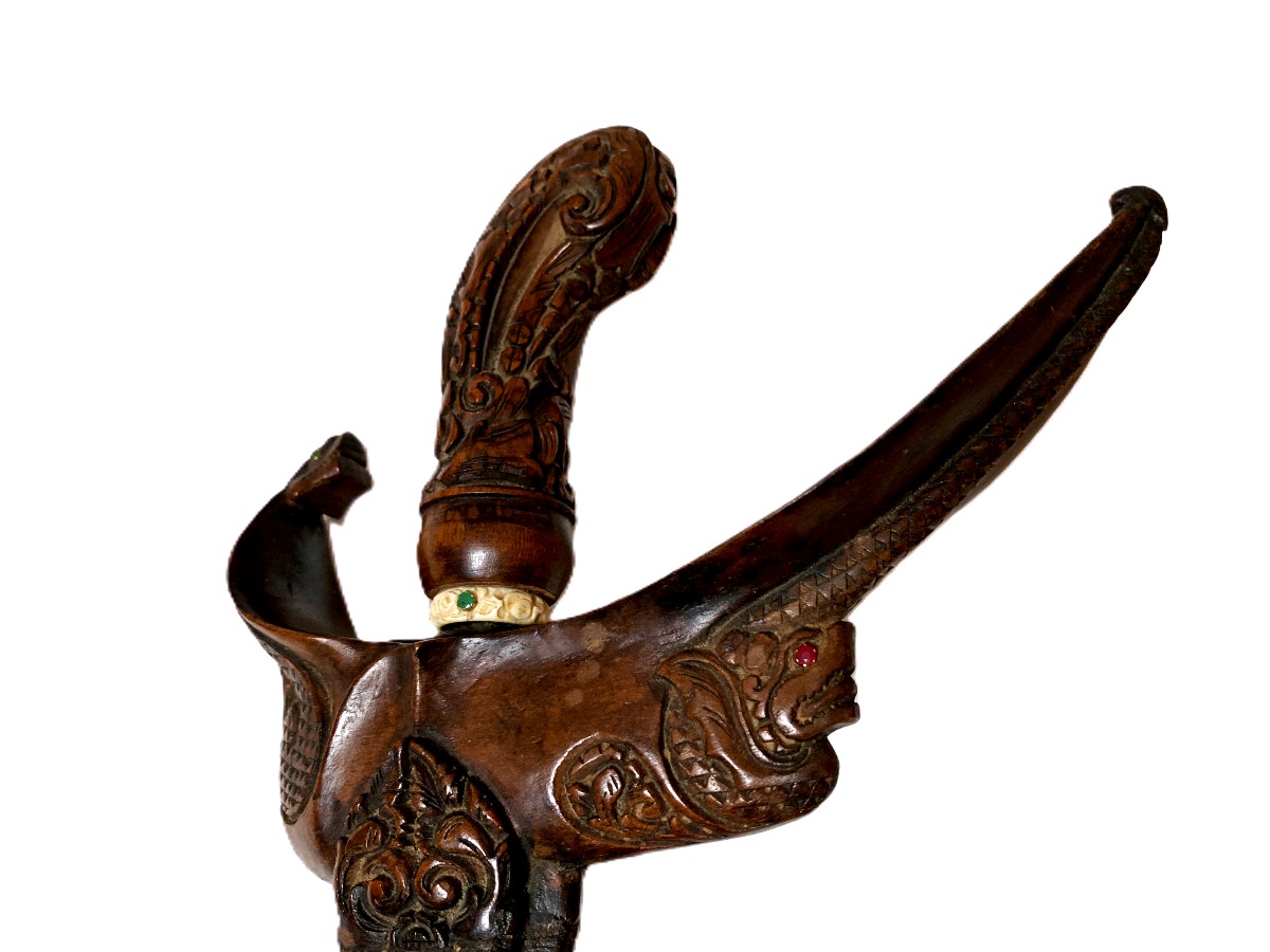 Kriss indonésien  à incrustations de pierres avec son fourreau