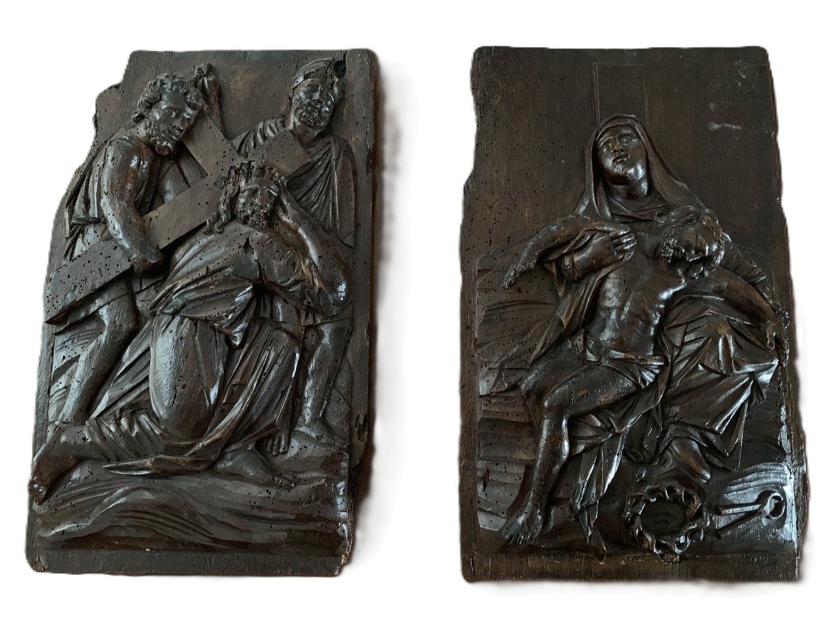 Paire de panneaux bois sculpté XVIIIème " chemin de croix et Piéta "